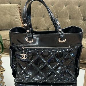 CHANEL Patent leather quilted tote